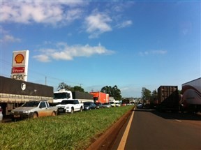 Caminhoneiros em greve param caminhões na BR 376 entre Marialva e Sarandi